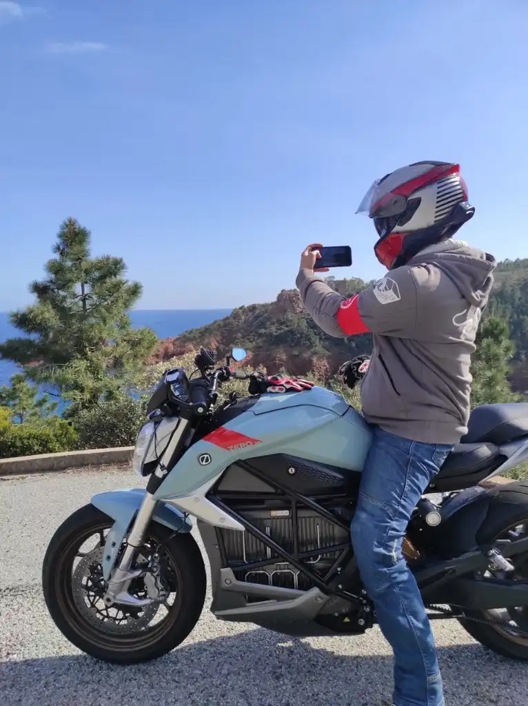 Ma vie en moto électrique - Adopte un Motard
